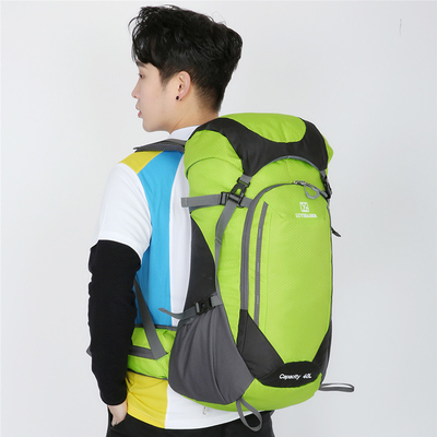 mochila ligera 40L del viaje de las mujeres impermeables verdes de la mochila de los 64cm que caminan