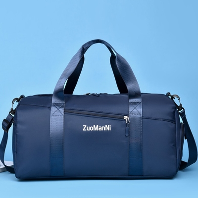 El último bolso del gimnasio del fin de semana se divierte el petate con el bolsillo mojado del compartimiento del zapato