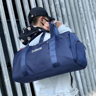 El último bolso del gimnasio del fin de semana se divierte el petate con el bolsillo mojado del compartimiento del zapato