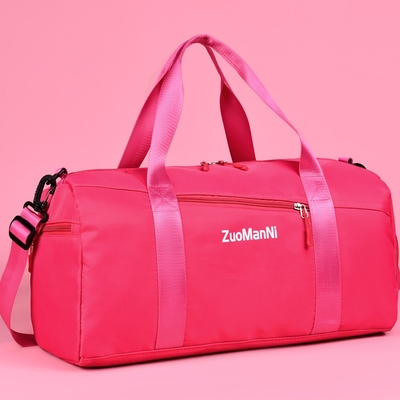 El último bolso del gimnasio del fin de semana se divierte el petate con el bolsillo mojado del compartimiento del zapato