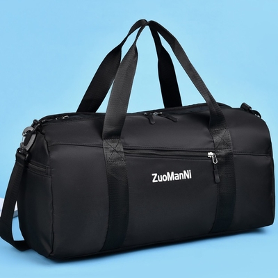 El último bolso del gimnasio del fin de semana se divierte el petate con el bolsillo mojado del compartimiento del zapato