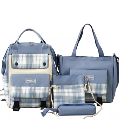 Las muchachas de la lona enseñan prenda impermeable de la universidad del sistema del bolso que la bolsa de libros linda fija la cartera