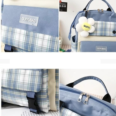 Las muchachas de la lona enseñan prenda impermeable de la universidad del sistema del bolso que la bolsa de libros linda fija la cartera