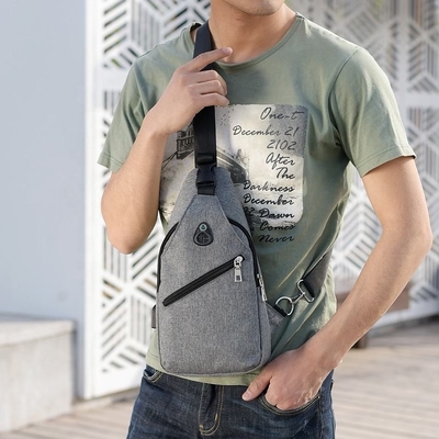Cruz multiusos - bolso de la honda del cuerpo con prenda impermeable de la tela de Oxford del puerto de la carga por USB